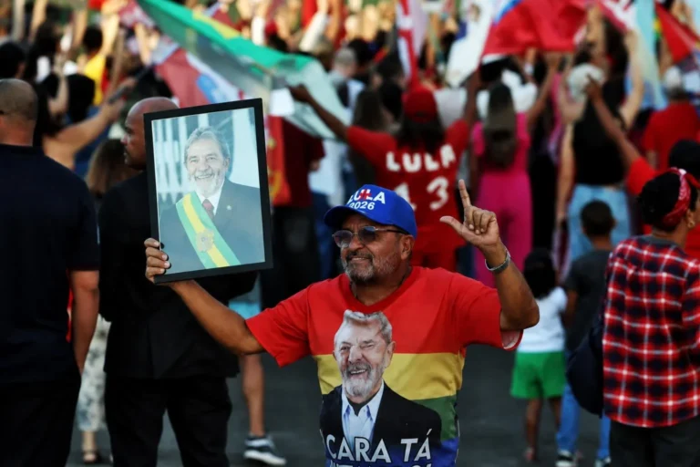 Lula e eleitores se emocionam durante festa de aniversário no Palácio da Alvorada