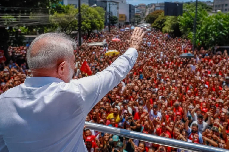 Lula participa de atos em Minas Gerais e celebra fim da escala 6x1