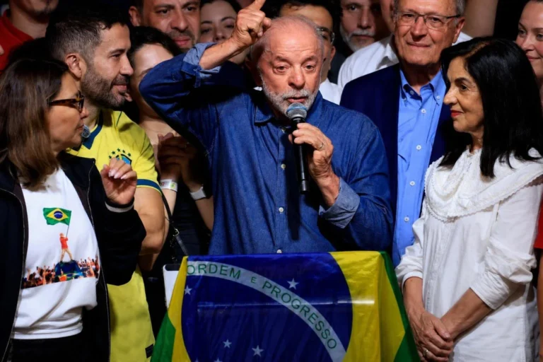 Lula vence em Minas Gerais, mas Flávio Bolsonaro lidera em Uberlândia no 2º turno