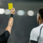 Matheuzinho recebe terceiro amarelo e desfalca Corinthians contra o São Paulo