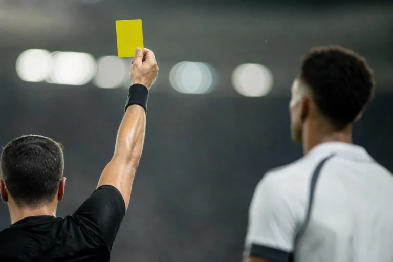 Matheuzinho recebe terceiro amarelo e desfalca Corinthians contra o São Paulo