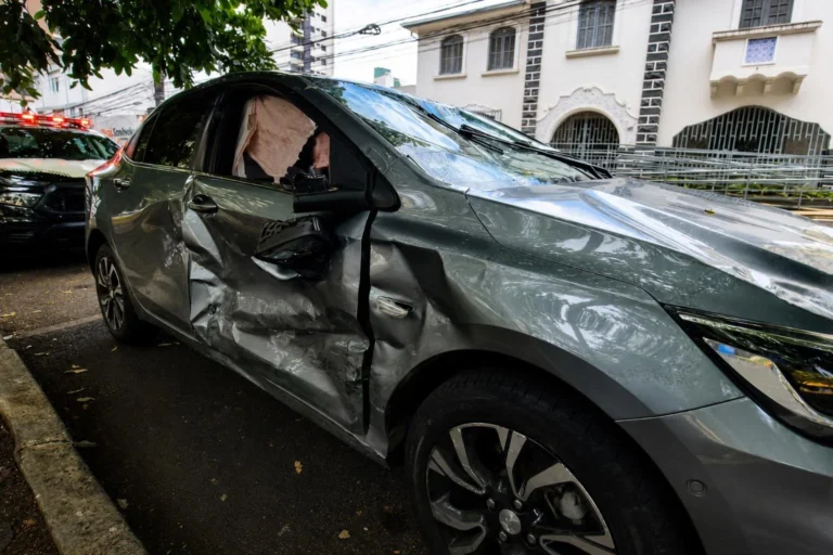 Motorista fica ferida após capotamento no Centro de Uberlândia