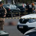 Mulher de 48 anos morre atropelada por ônibus durante conversão em Uberaba