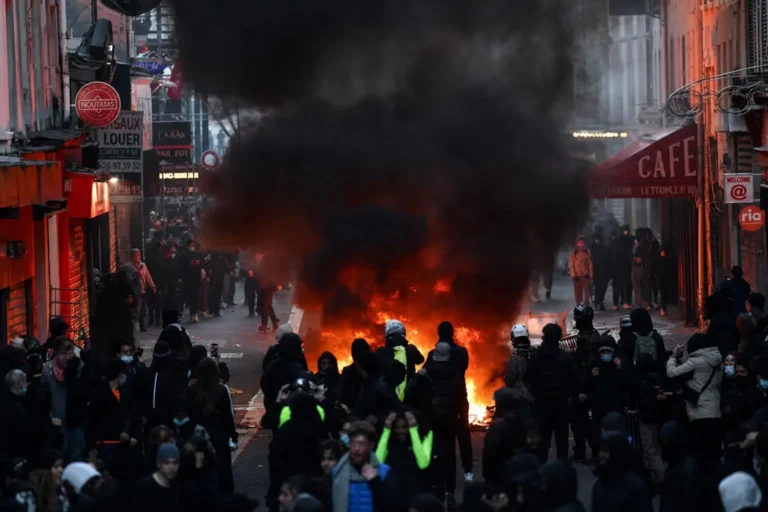 Novos confrontos em Paris mantêm tensão na França após protestos