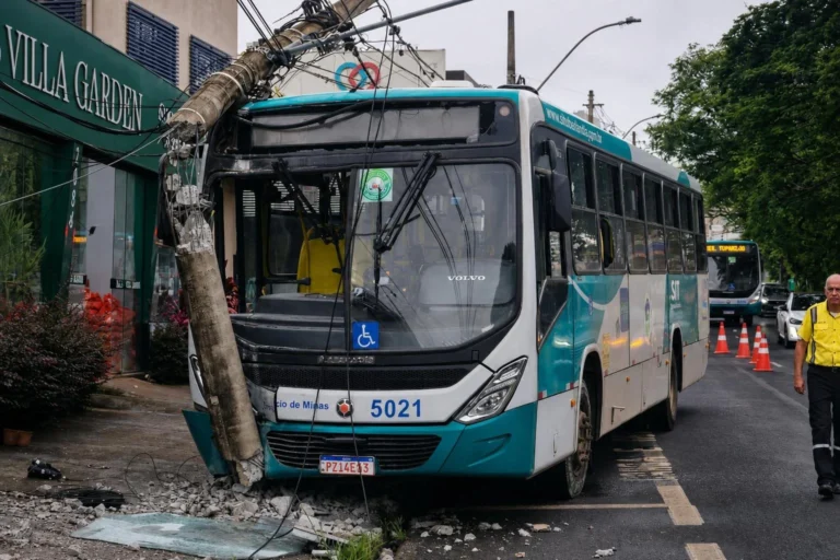 Ônibus atinge poste na avenida Getúlio Vargas, em Uberlândia, após falha na condução
