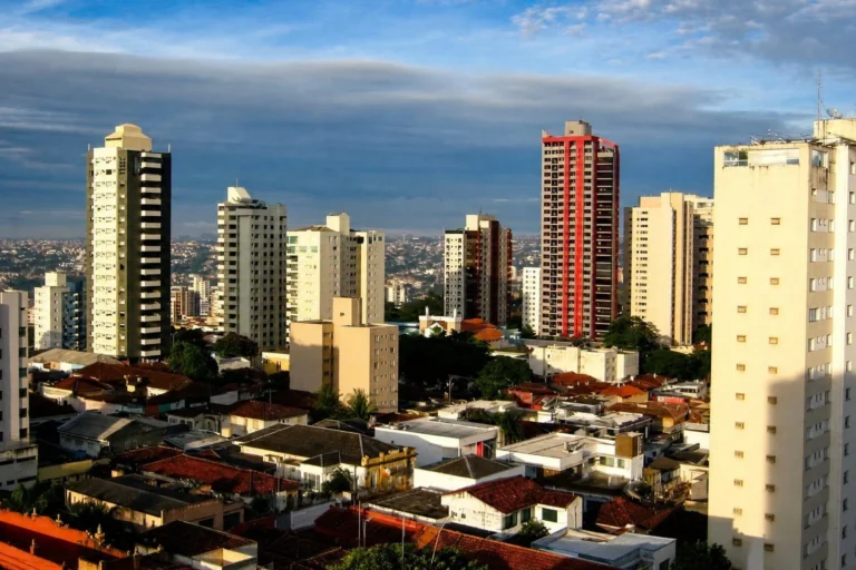 Outubro terá calor acima da média e chuvas irregulares no Triângulo Mineiro