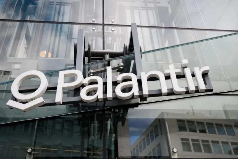 Palantir afirma que EUA não podem desligar remotamente IA militar usada pela Otan