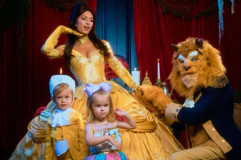 Paris Hilton reúne família em fantasia de “A Bela e a Fera” para o Halloween