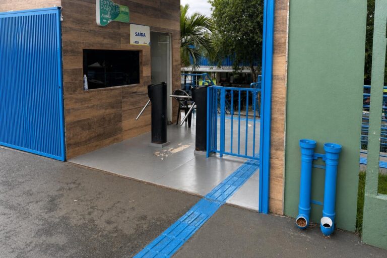 Parque do Sabiá instala comedouros e bebedouros para cães de rua em Uberlândia