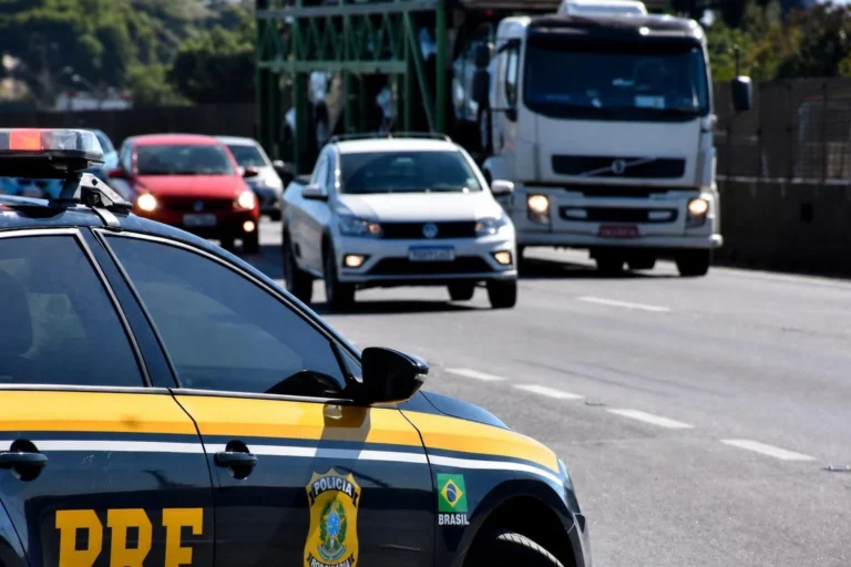 PRF restringe veículos de carga em rodovias federais neste domingo (4) de eleição