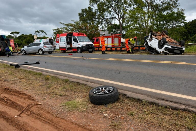 Seis pessoas ficam feridas em acidente com carro capotado na LMG-798, em Uberaba