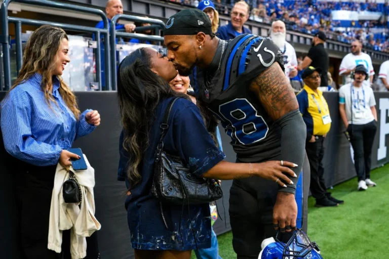 Simone Biles usa uniforme personalizado para torcer pelo marido em jogo da NFL