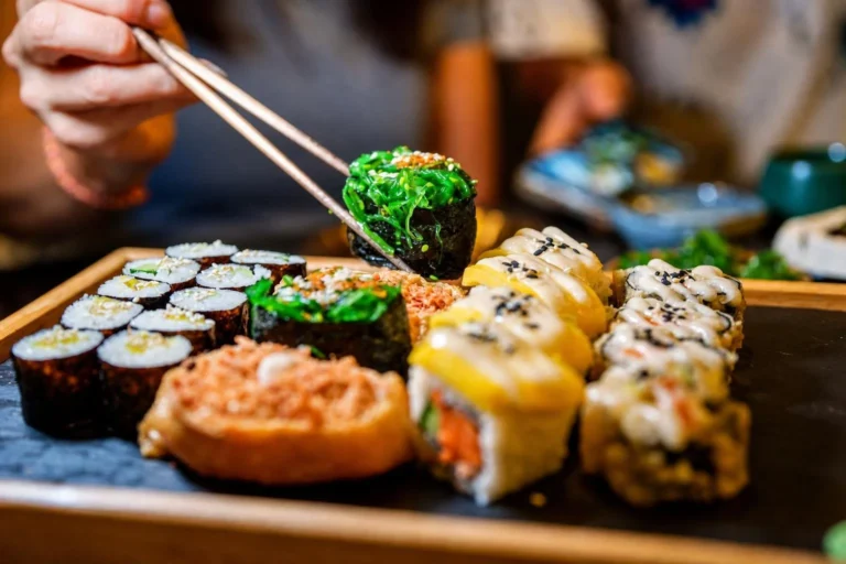 Sushi vegano pode ser saudável, mas exige atenção à proteína e aos acompanhamentos