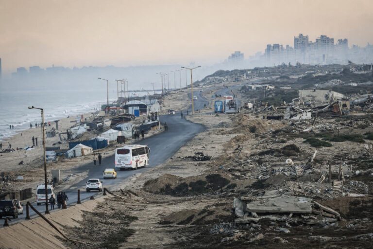 Três anos após início da guerra, Gaza ainda registra bombardeios diários e plano de paz se…