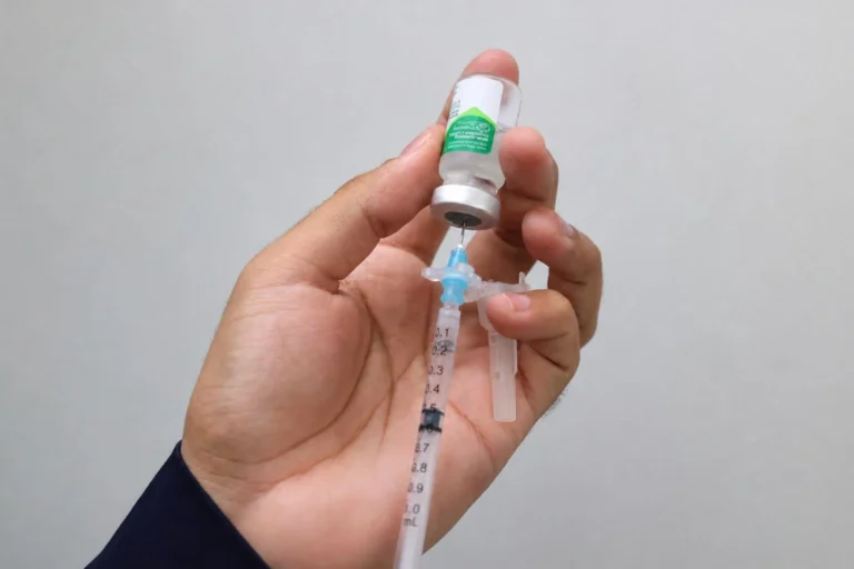 Uberlândia inicia vacinação contra pneumonia para idosos com 85 anos ou mais