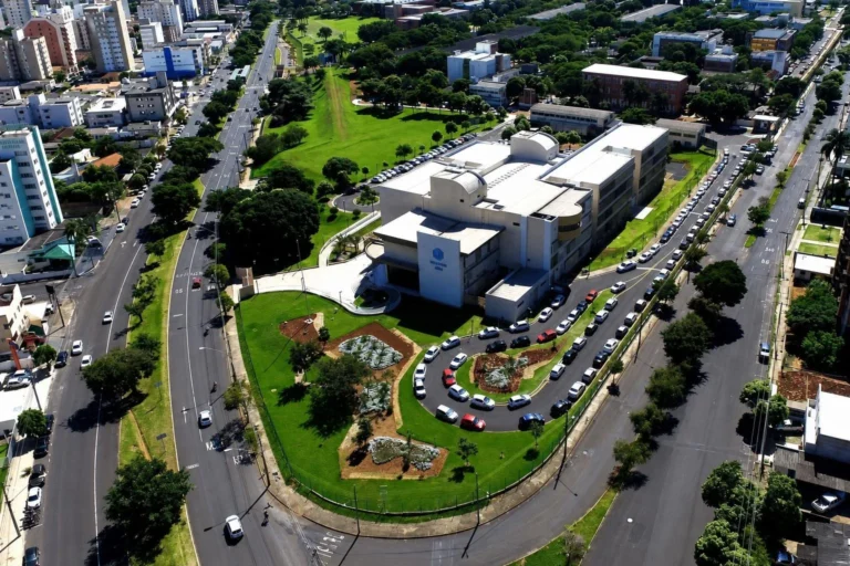 UFU oferece vagas para professores em Uberlândia e outras três cidades; salários chegam a…